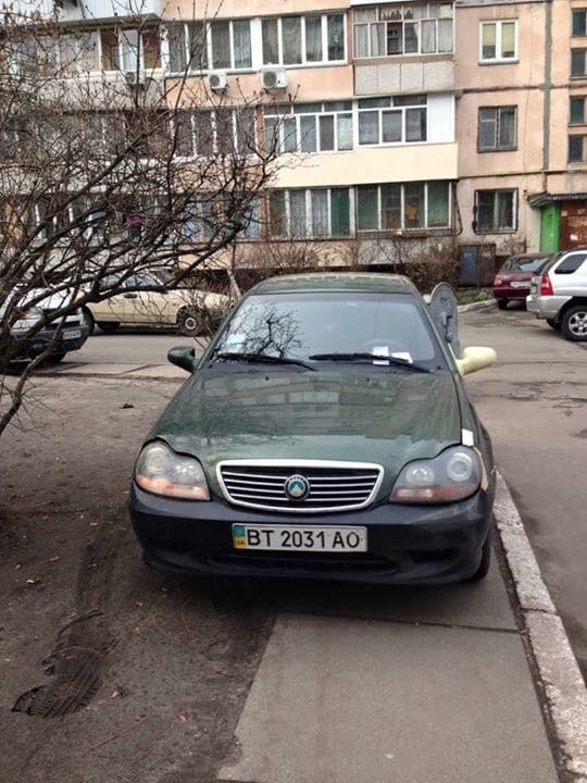 В Киеве горе-водитель припарковался на клумбе и тротуаре одновременно