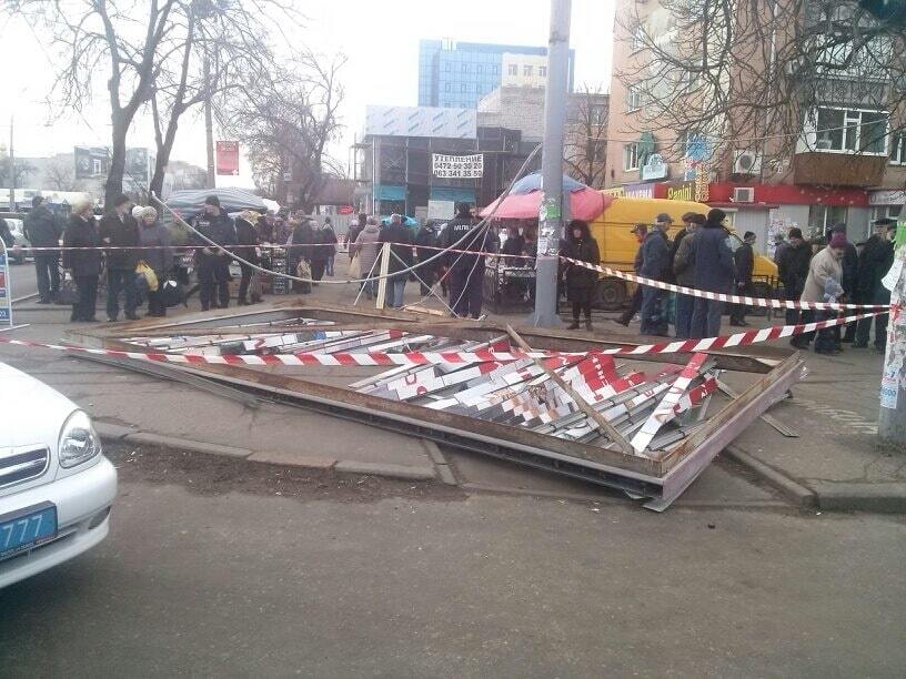 У Черкасах на голови людям звалився білборд; сім постраждалих