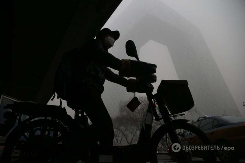 Пекин задыхается: в столице Китая объявлен красный уровень опасности 