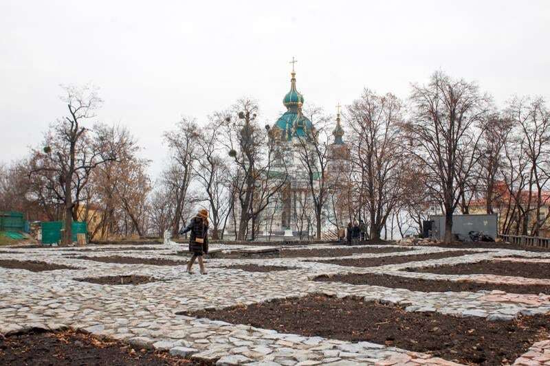 Новое место для прогулок: в Киеве открыли фундамент Десятинной церкви