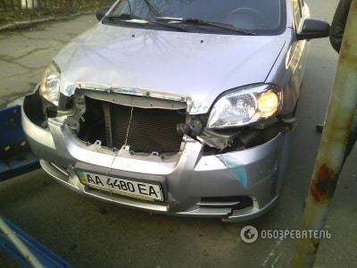 В Киеве на легковушку упала конструкция крана: опубликованы фото
