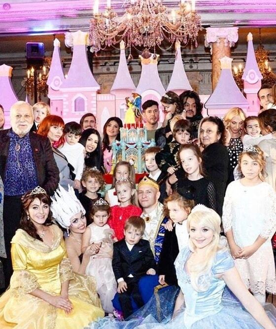 Пугачева и Лорак показали подросших детей на дне рождения дочери Киркорова