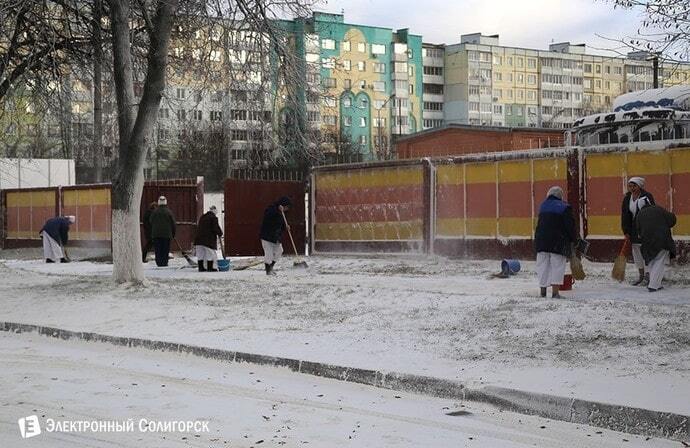 "Вибух на макаронній фабриці": у Білорусі випав "сніг" з борошна. Фоторепортаж