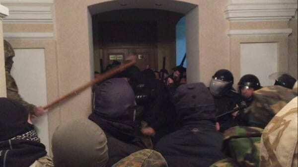 Боец "Правого сектора" пригрозил подорвать здание суда в Кировограде