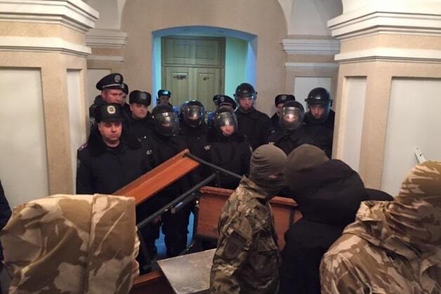 Боец "Правого сектора" пригрозил подорвать здание суда в Кировограде