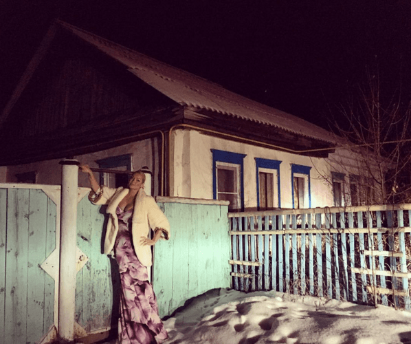 На ночь глядя: Волочкова в откровенном платье искала "первого мужика" на деревне