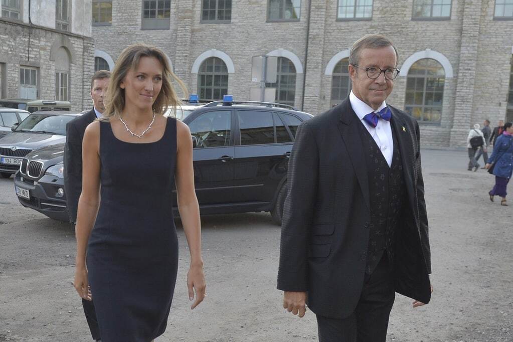 Без жены никак: президент Эстонии обручился в третий раз 