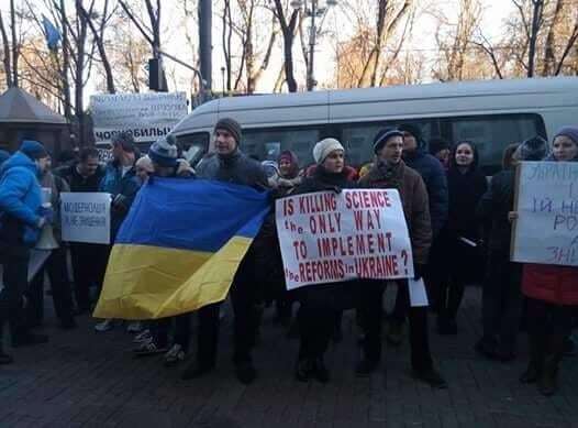 Під Радою 200 вчених виступили проти "бюджетного дерибану" Кабміну: опубліковані фото