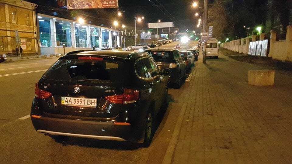 В Киеве четыре автохама заблокировали остановку транспорта: фотофакт