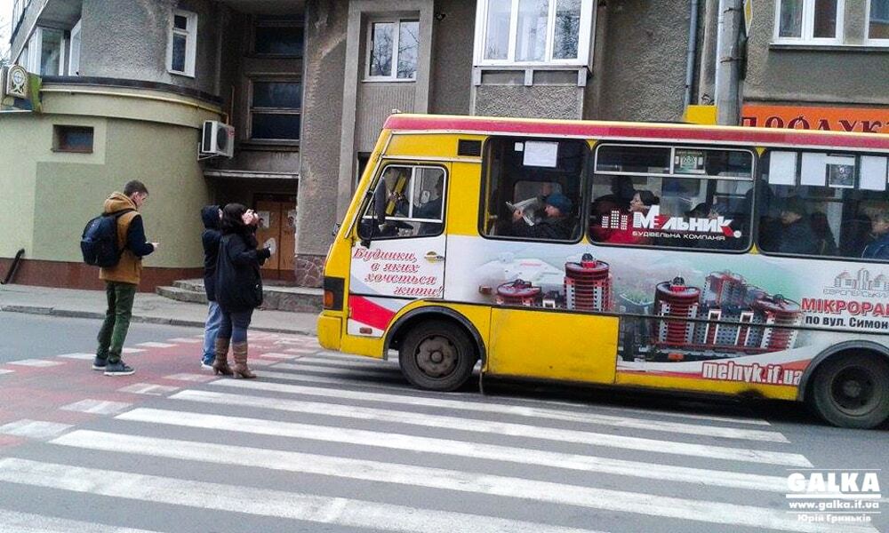 В Івано-Франківську водій-хам ледь не збив журналістів на "зебрі"