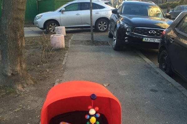 Герой парковки: в Киеве горе-водители помешали прогулке мамы с ребенком