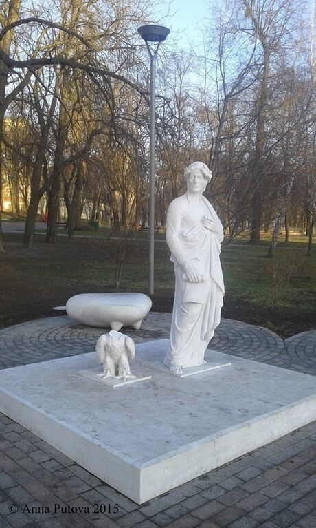 Оторвали голову: в Киеве вандалы повредили новую скульптуру