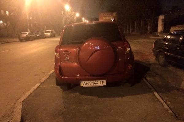 Герой парковки: в Киеве горе-водитель получил письмо за перекрытый тротуар