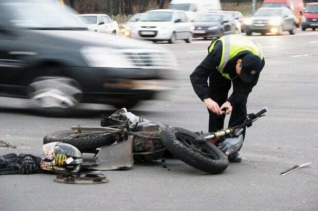 Потрійне ДТП у Києві: постраждав 18-річний мотоцикліст