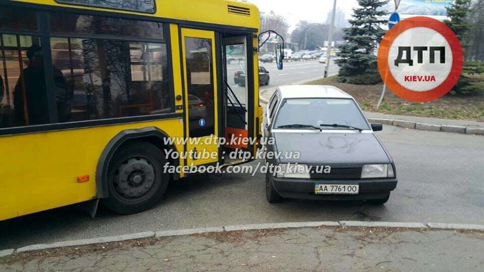 Ось, новий поворот: у Києві ВАЗ зіткнувся з тролейбусом