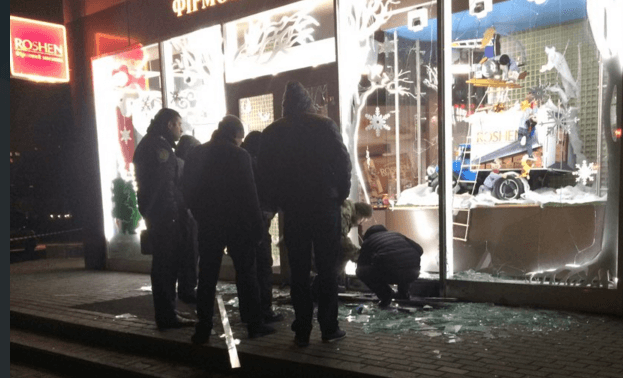У Харкові біля магазину Roshen прогримів вибух: фото з місця події
