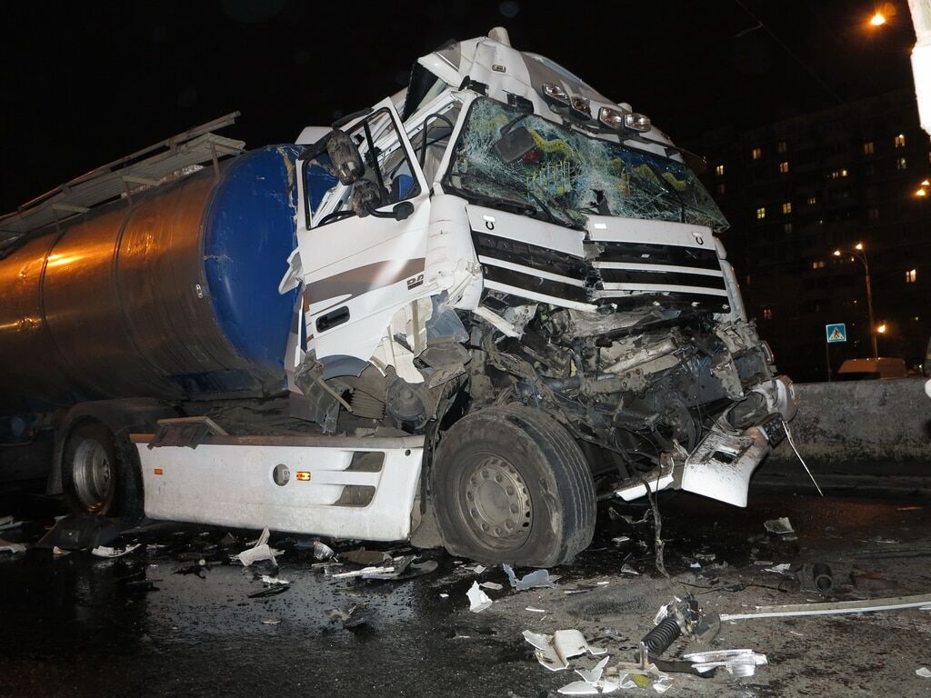 В Киеве грузовик с цистерной вина протаранил фуру