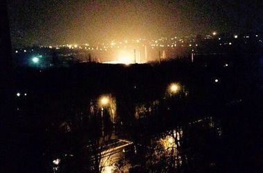 В Донецке из-за обстрела пылает машиностроительный завод: фото и видео с места событий
