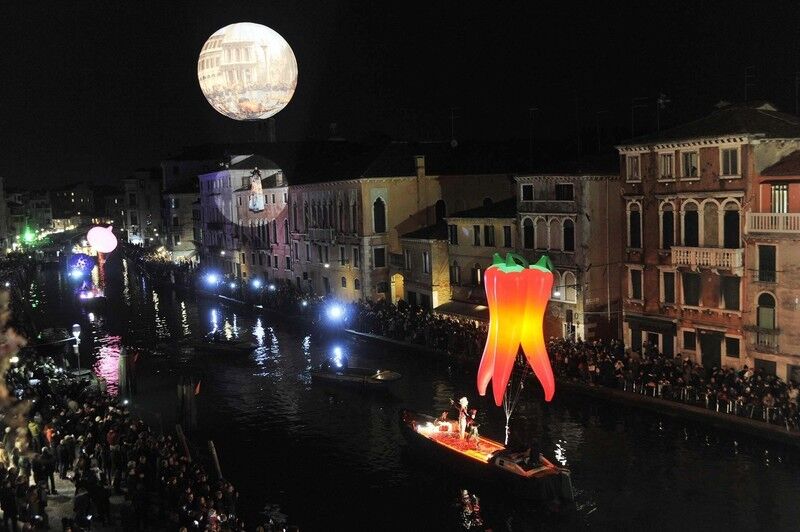 В Венеции начался ежегодный карнавал: невероятные фото яркого праздника 