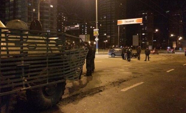 В Киеве БТР столкнулся с двумя легковыми автомобилями: фото ДТП