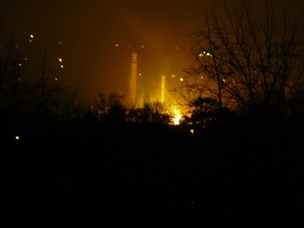 В Донецке из-за обстрела пылает машиностроительный завод: фото и видео с места событий
