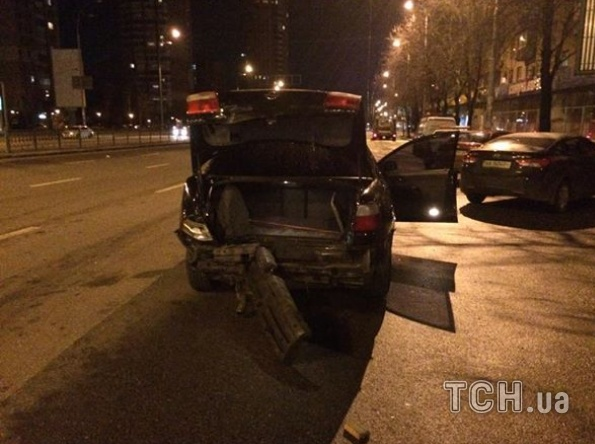 В Киеве БТР столкнулся с двумя легковыми автомобилями: фото ДТП