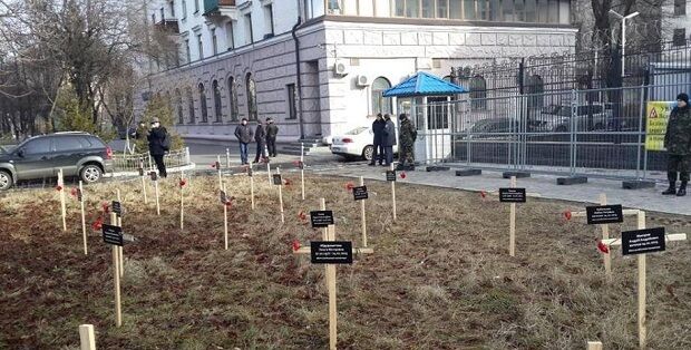 Перед посольством России в Киеве установили "памятник дружбе": кресты с именами погибших в Мариуполе