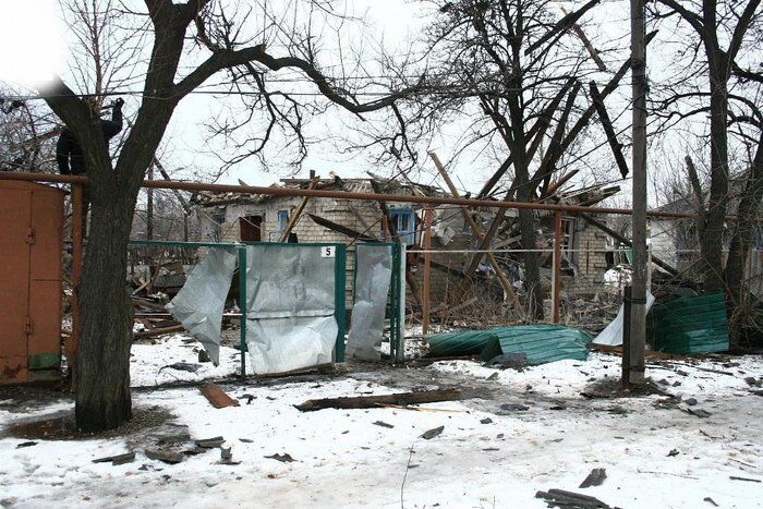 Опубликованы жуткие фото разрушенного обстрелами боевиков "ЛНР" Кировска