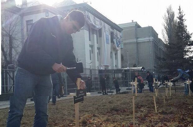 Перед посольством России в Киеве установили "памятник дружбе": кресты с именами погибших в Мариуполе