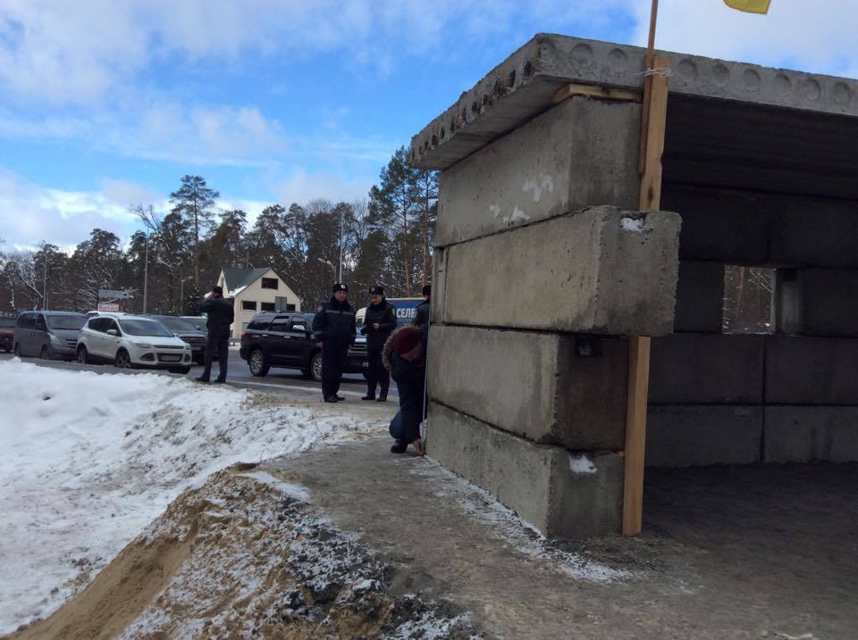 Блокпосты при въезде в Киев разрисуют "мирными панно": фото проекта