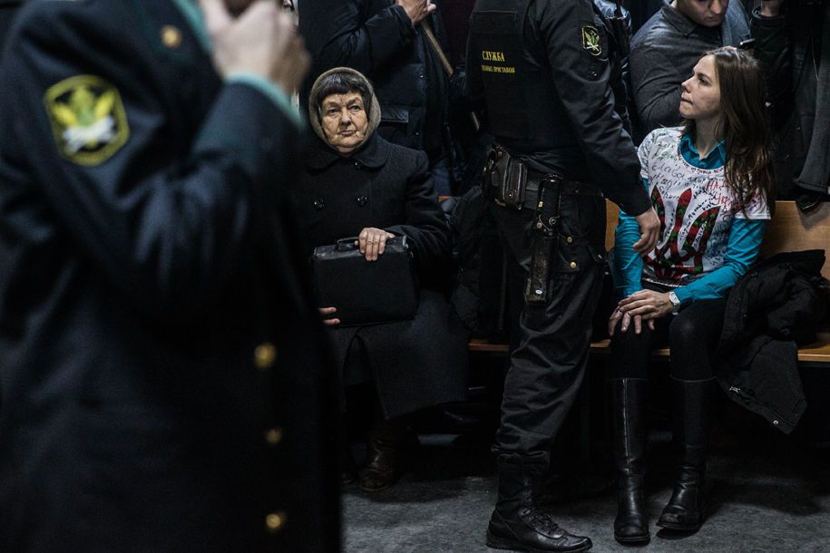 Голодающая Савченко прибыла в суд: ее встретили слезами и аплодисментами. Опубликованы фото