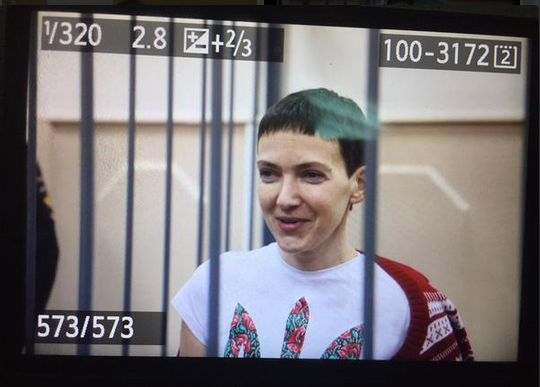 Савченко, що голодує, прибула в суд: її зустріли сльозами і оплесками. Опубліковані фото