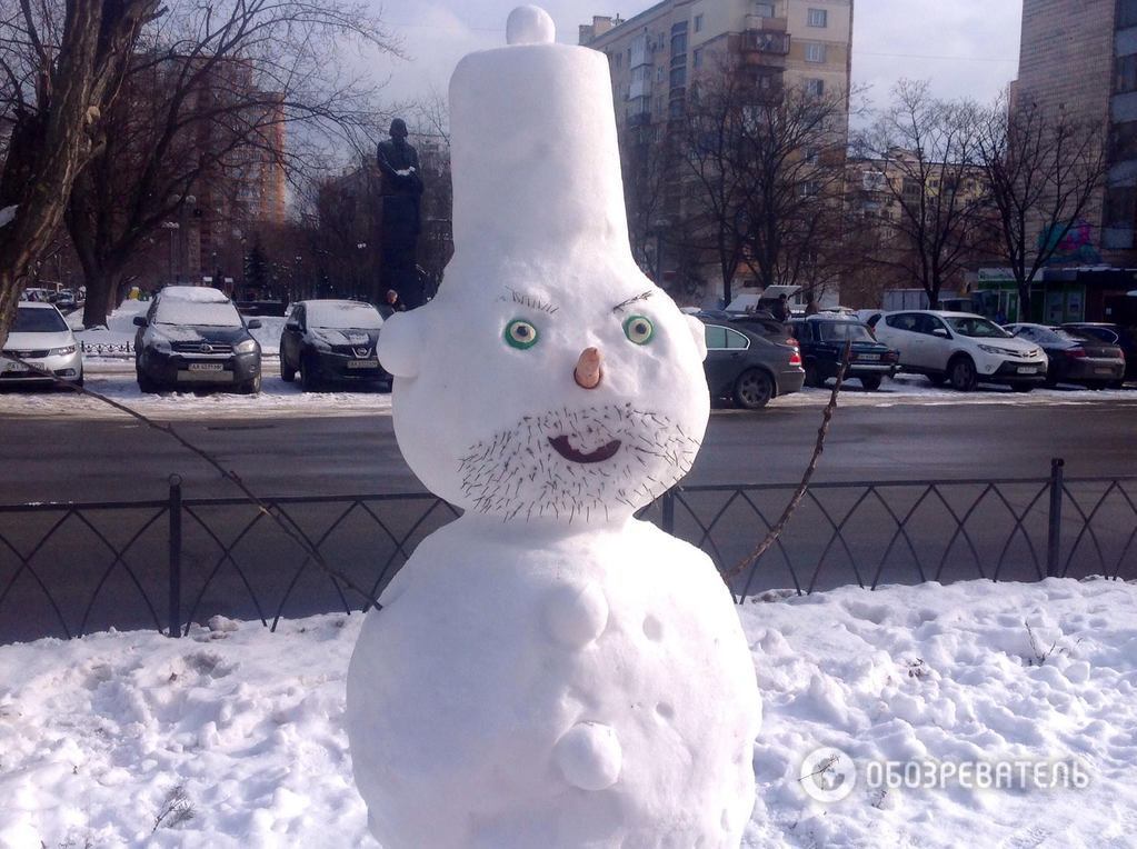 В Киеве появился ну очень суровый снеговик: фотофакт