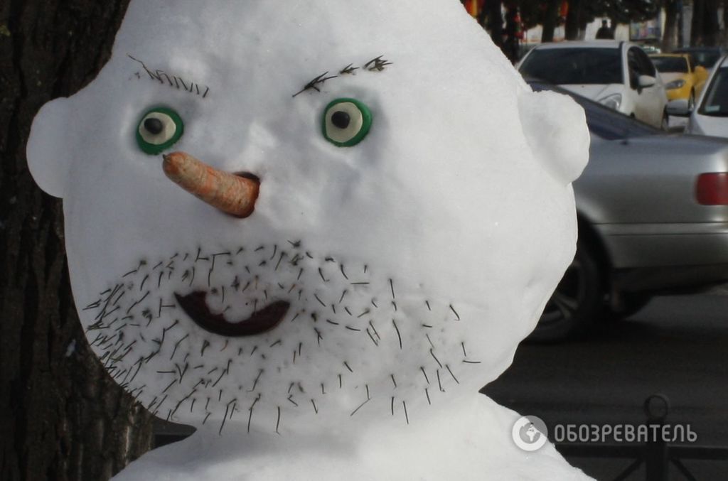У Києві з'явився ну дуже суворий сніговик: фотофакт