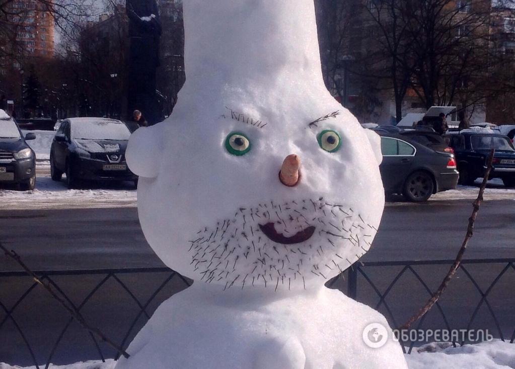 У Києві з'явився ну дуже суворий сніговик: фотофакт