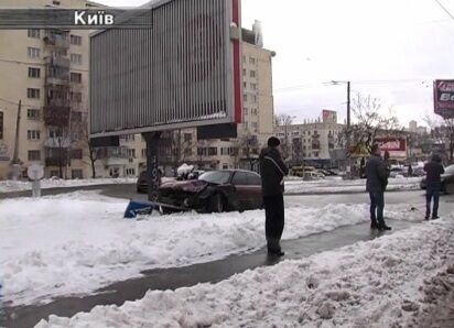 В Киеве "БМВ" врезался в билборд