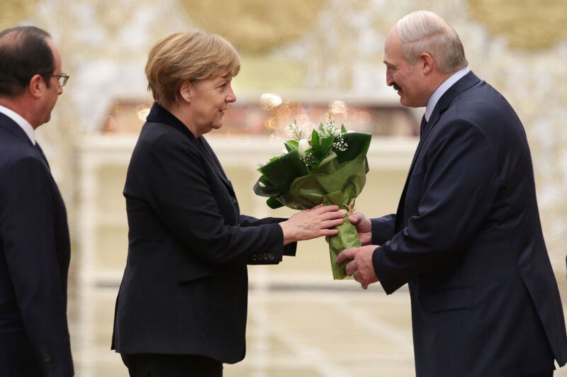 В Минске Меркель задарили цветами и накормили караваем: опубликованы фото