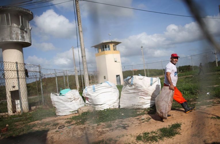 Жуткая прогулка по самой суровой тюрьме в Бразилии