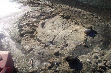 Киевские коммунальщики засыпали открытый люк… песком: фотофакт
