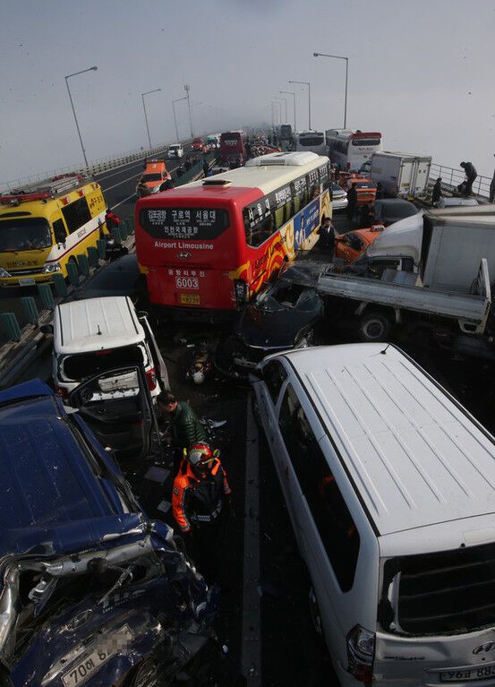 В Южной Корее в массовом ДТП столкнулись более 60 транспортных средств: опубликовано фото