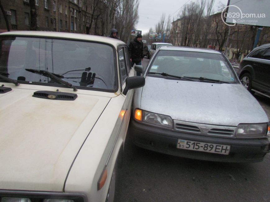 В Мариуполе "неадекватный" водитель врезался в "скорую" с бойцами АТО