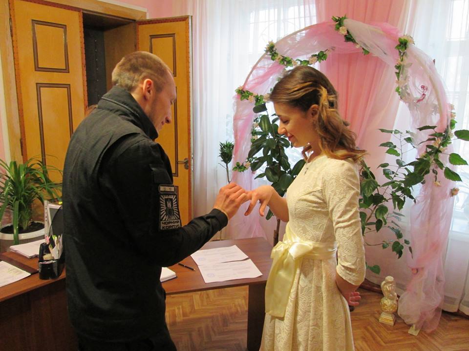 Боєць "Азова" втратив ногу, але знайшов свою любов: зворушливі весільні фото