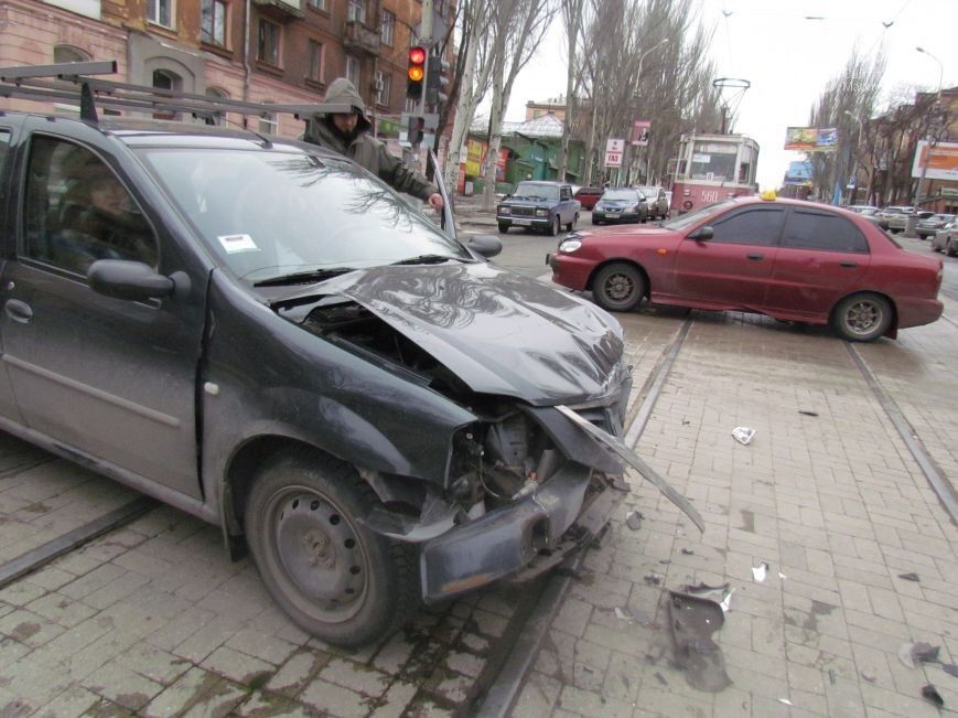 В Мариуполе "неадекватный" водитель врезался в "скорую" с бойцами АТО