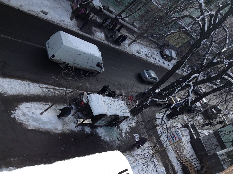 В центре Киева девушка-водитель протаранила остановку: фотофакт