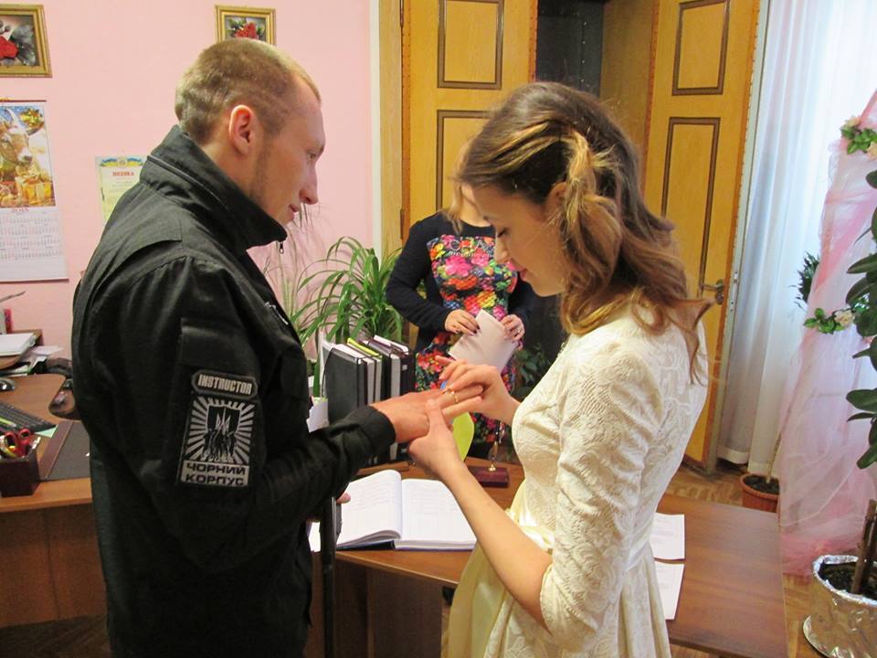 Боєць "Азова" втратив ногу, але знайшов свою любов: зворушливі весільні фото