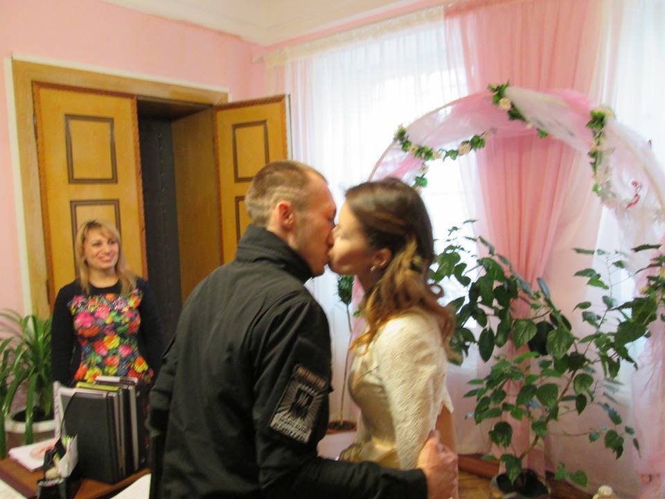 Боец "Азова" потерял ногу, но нашел свою любовь: трогательные свадебные фото