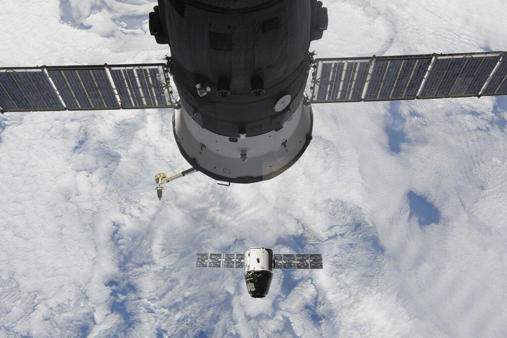 Космонавт с МКС заснял момент отлета космического грузовика Dragon