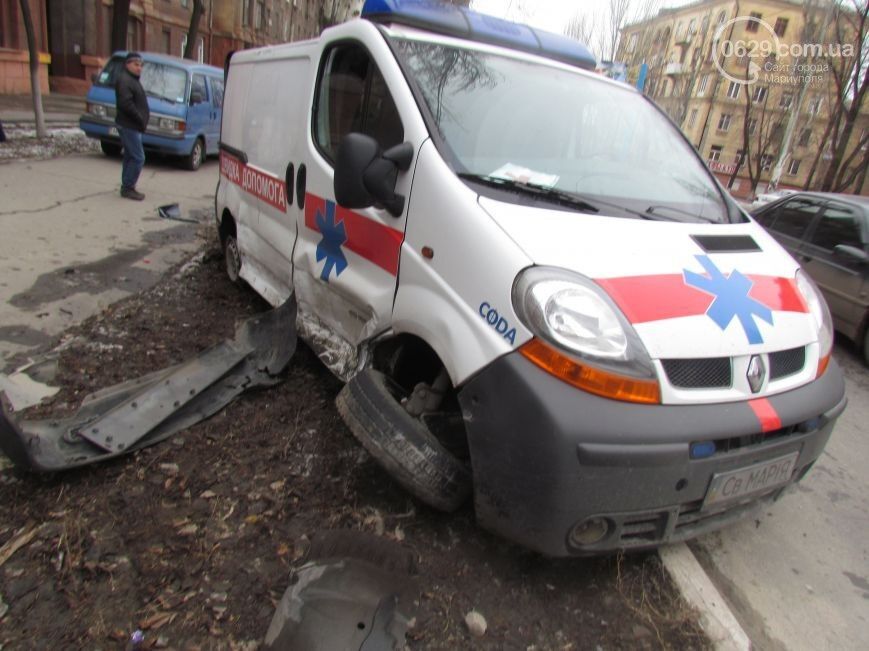 В Мариуполе "неадекватный" водитель врезался в "скорую" с бойцами АТО