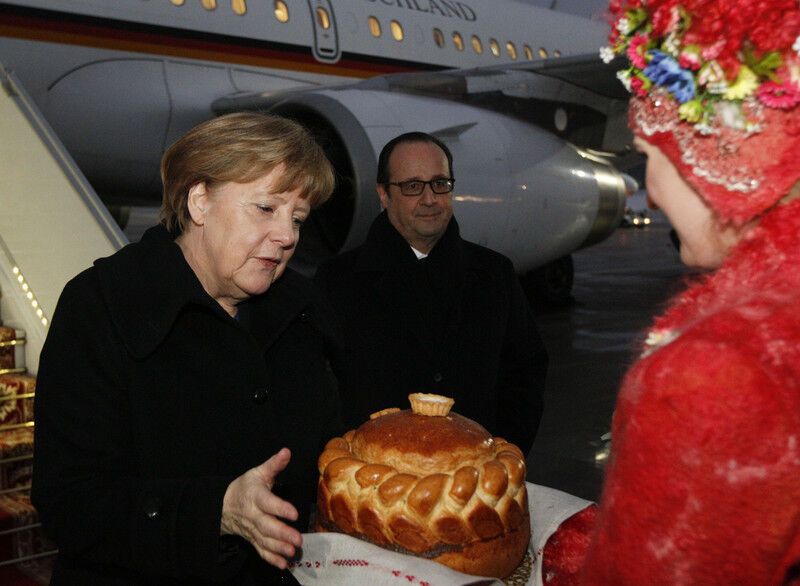 В Минске Меркель задарили цветами и накормили караваем: опубликованы фото