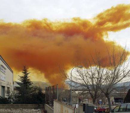Пригород Барселоны накрыло оранжевое токсичное облако: фото- и видеофакт